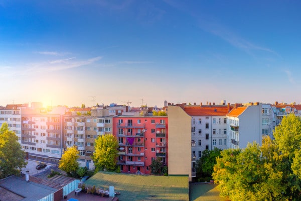 Sonnenaufgang in Berlin Wilmersdorf, Wohnhäuser zu sehen