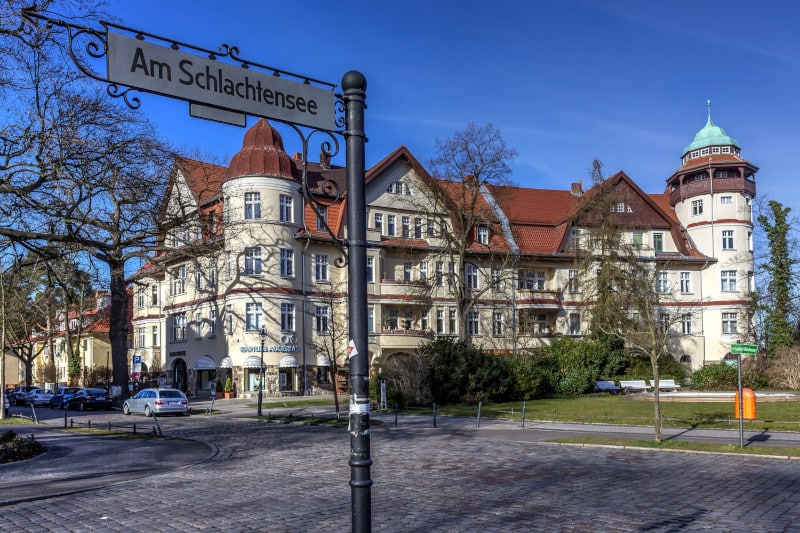 Im Stadtteil Berlin Steglitz-Zehlendorf ist man das Straßenschild und im Hintergrund eine Immobilie