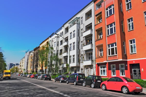 Straße mit Immobilien in Berlin-Friedrichshain