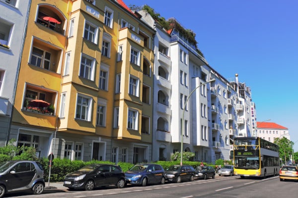 Häuser und parkende Autos in Berlin-Friedrichshain
