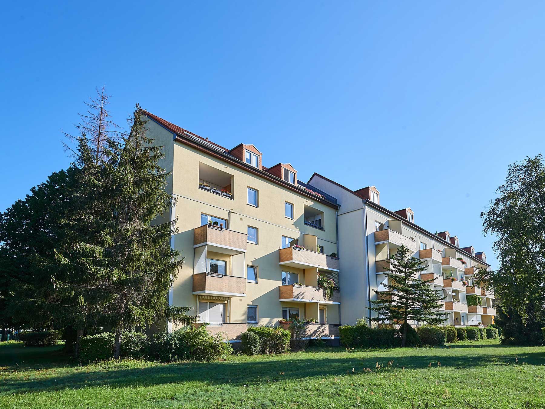 Wohnanlage mit grünen Rasenflächen am Brunsbütteler Damm