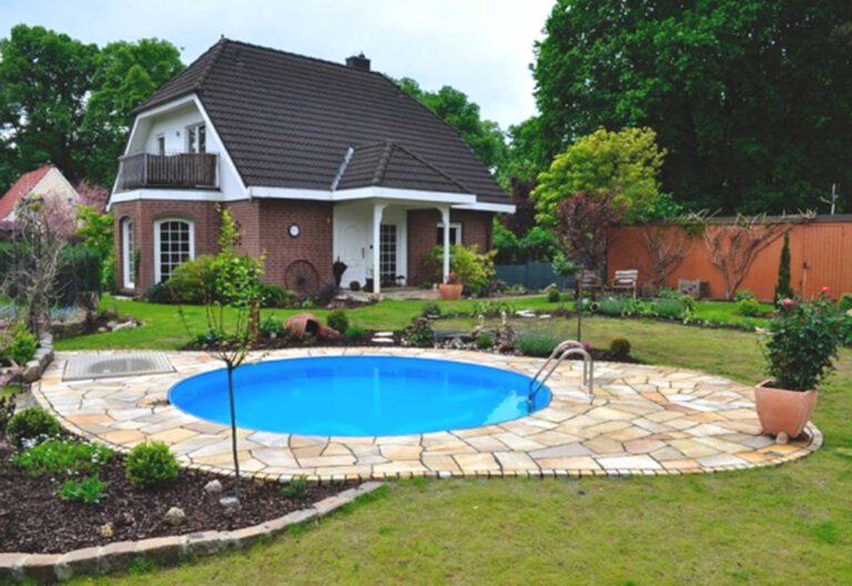 Gepflegtes Einfamilienhaus mit rundem Pool und Garten