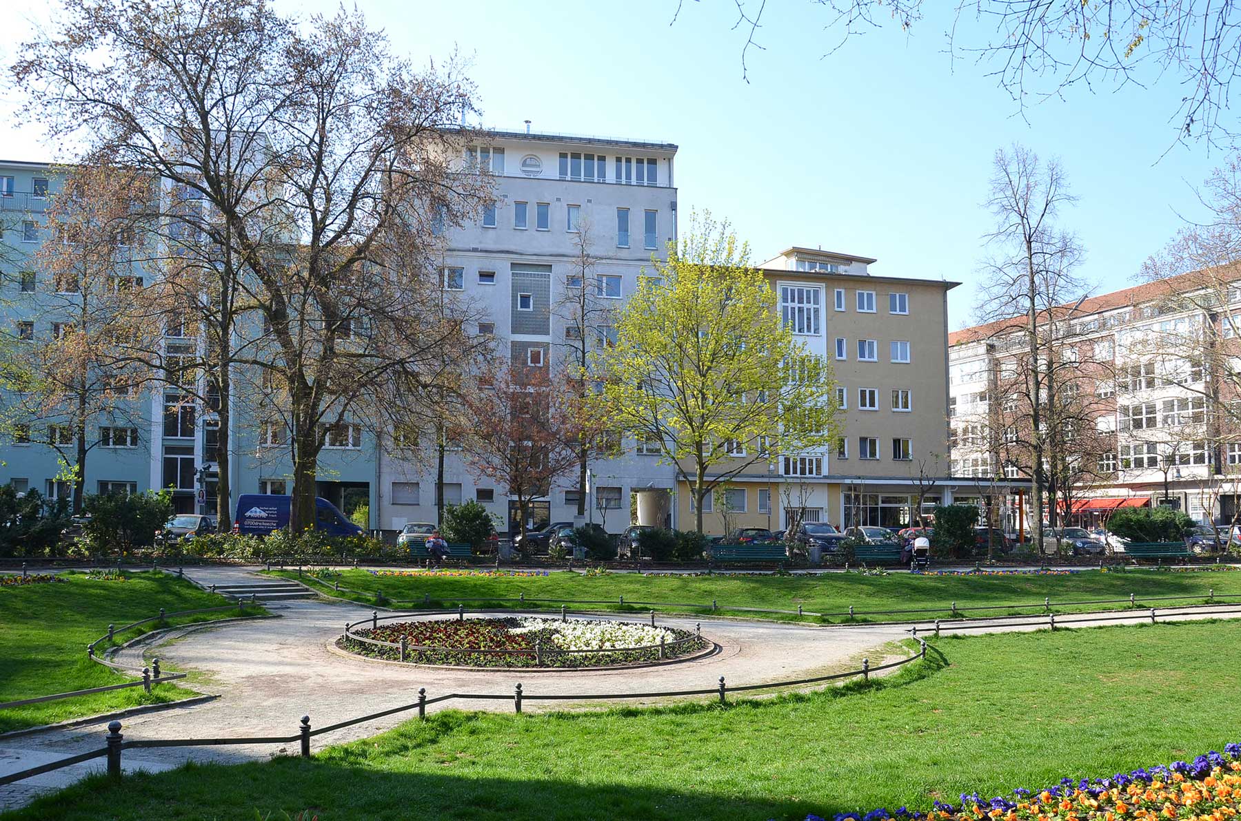 Wohn- und Geschäftshaus mit dem Ludwigkirchplatz im Vordergrund