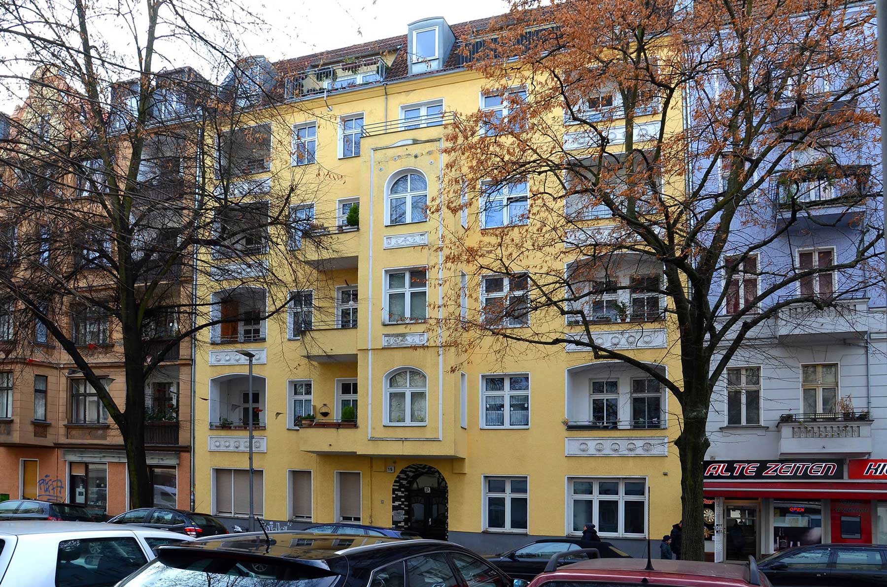 Wohn- und Geschäftshaus mit gelber Altbaufassade Lüderitzstraße Berlin