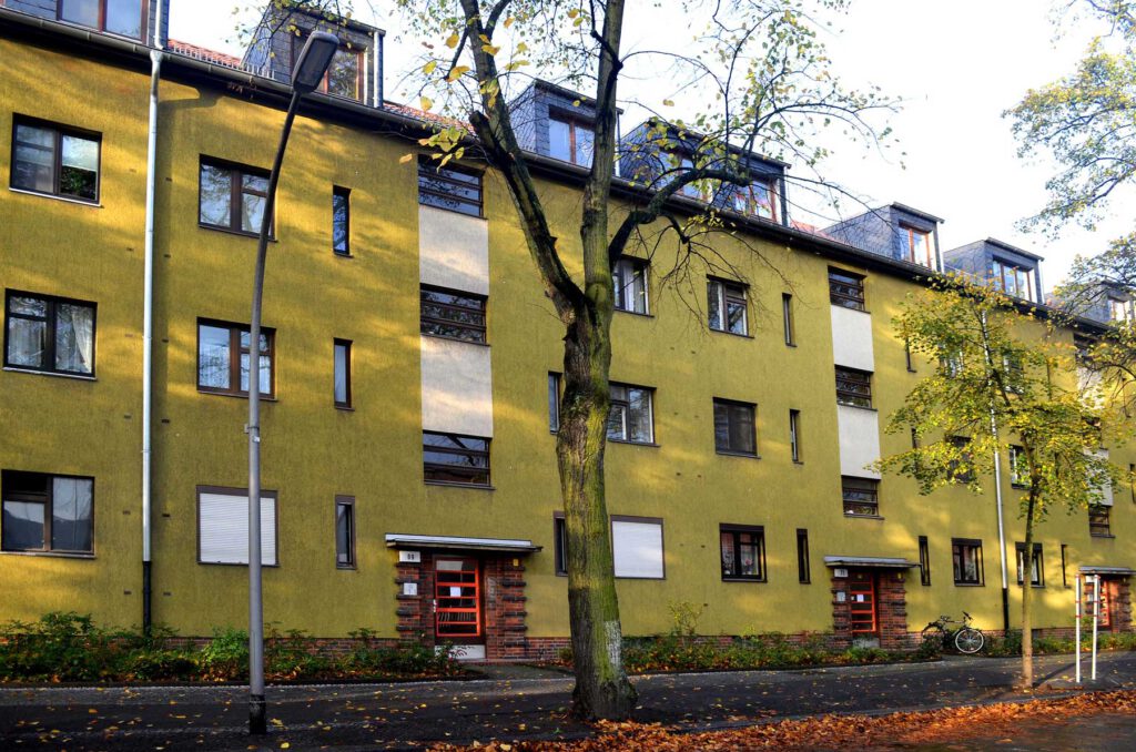 Wohnanlage mit gelber Fassade in der Miraustraße