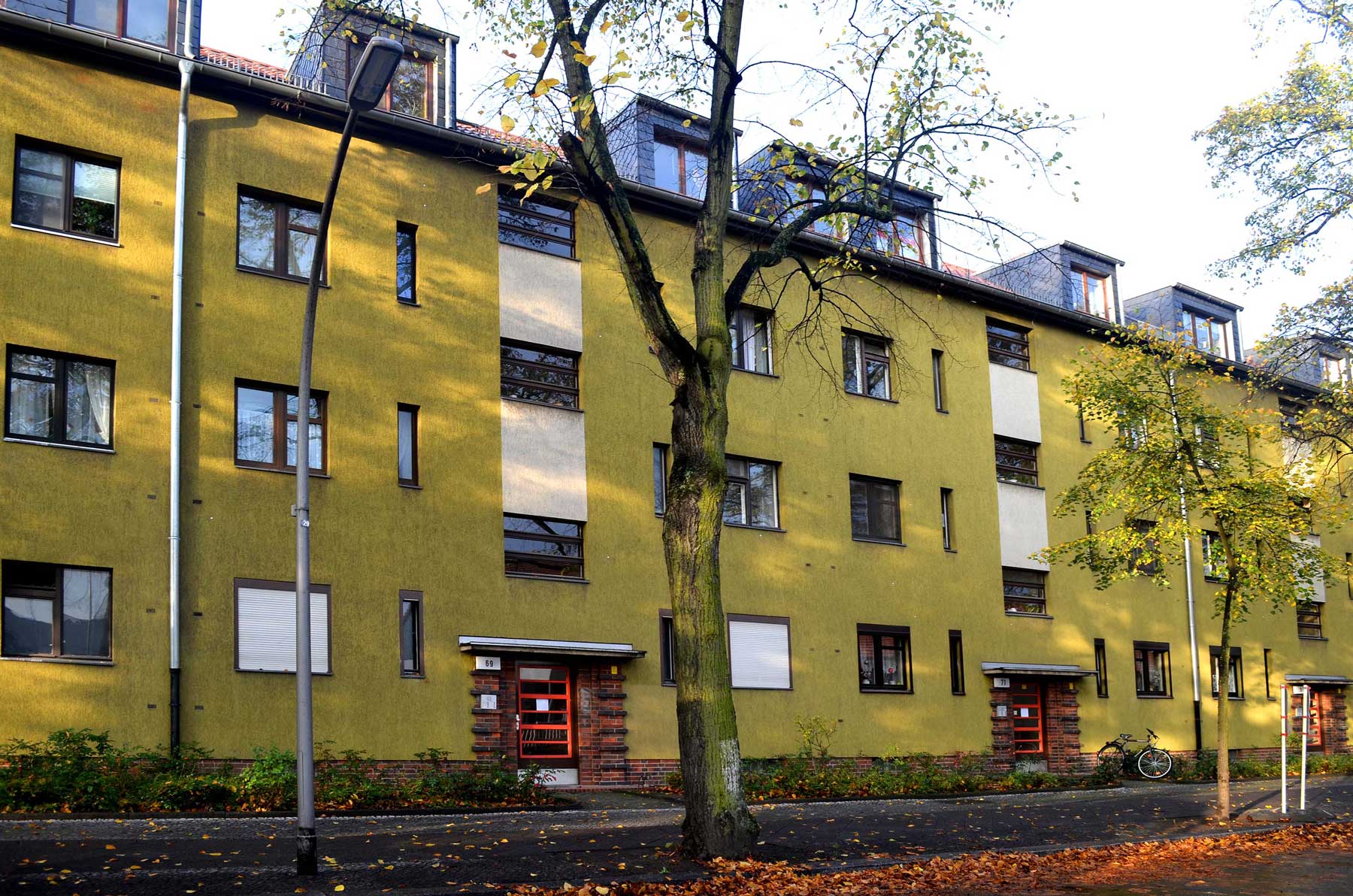 Wohnanlage mit gelber Fassade in der Miraustraße