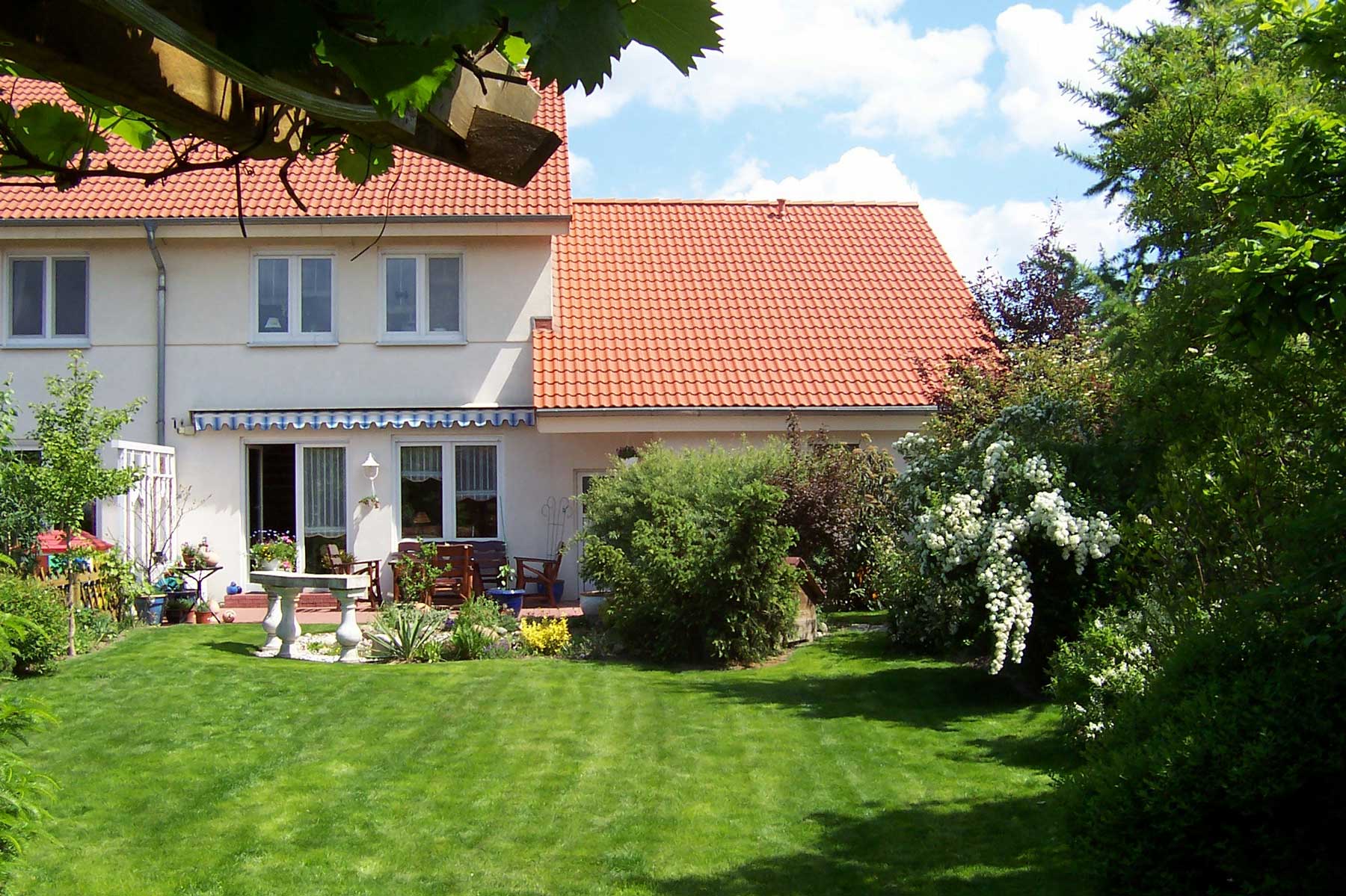 Verkauft: Idyllisches Reihenhaus in Oberkrämer mit großer Rasenfläche und Terrasse