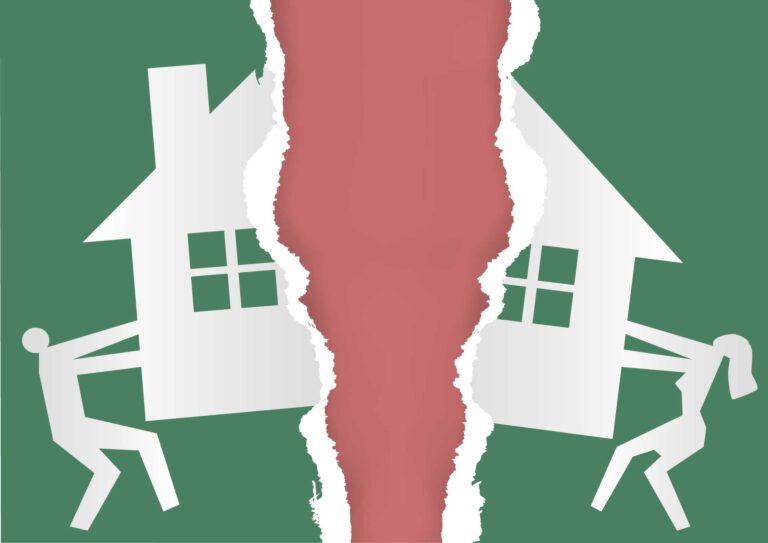 haus in der Scheidung zerrissen auf Papier und beide Partner ziehen daran